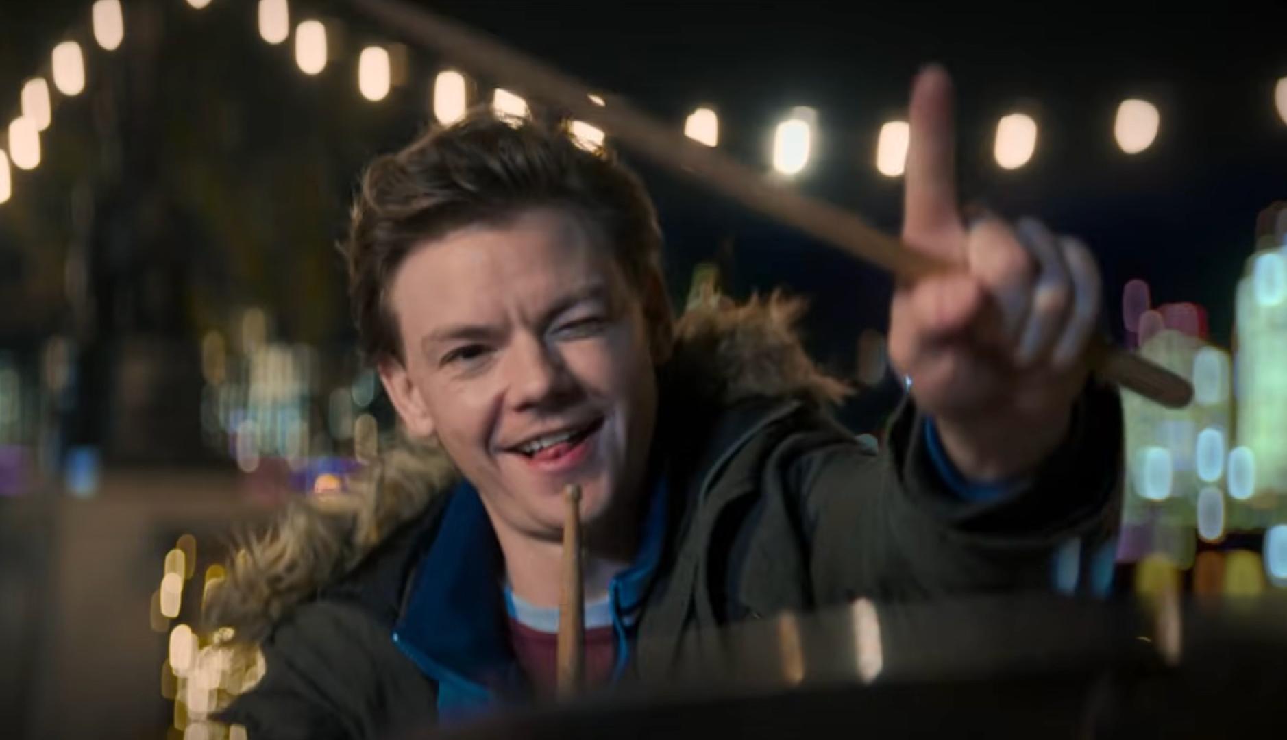 El actor Thomas Brodie-Sangster tocando la batería