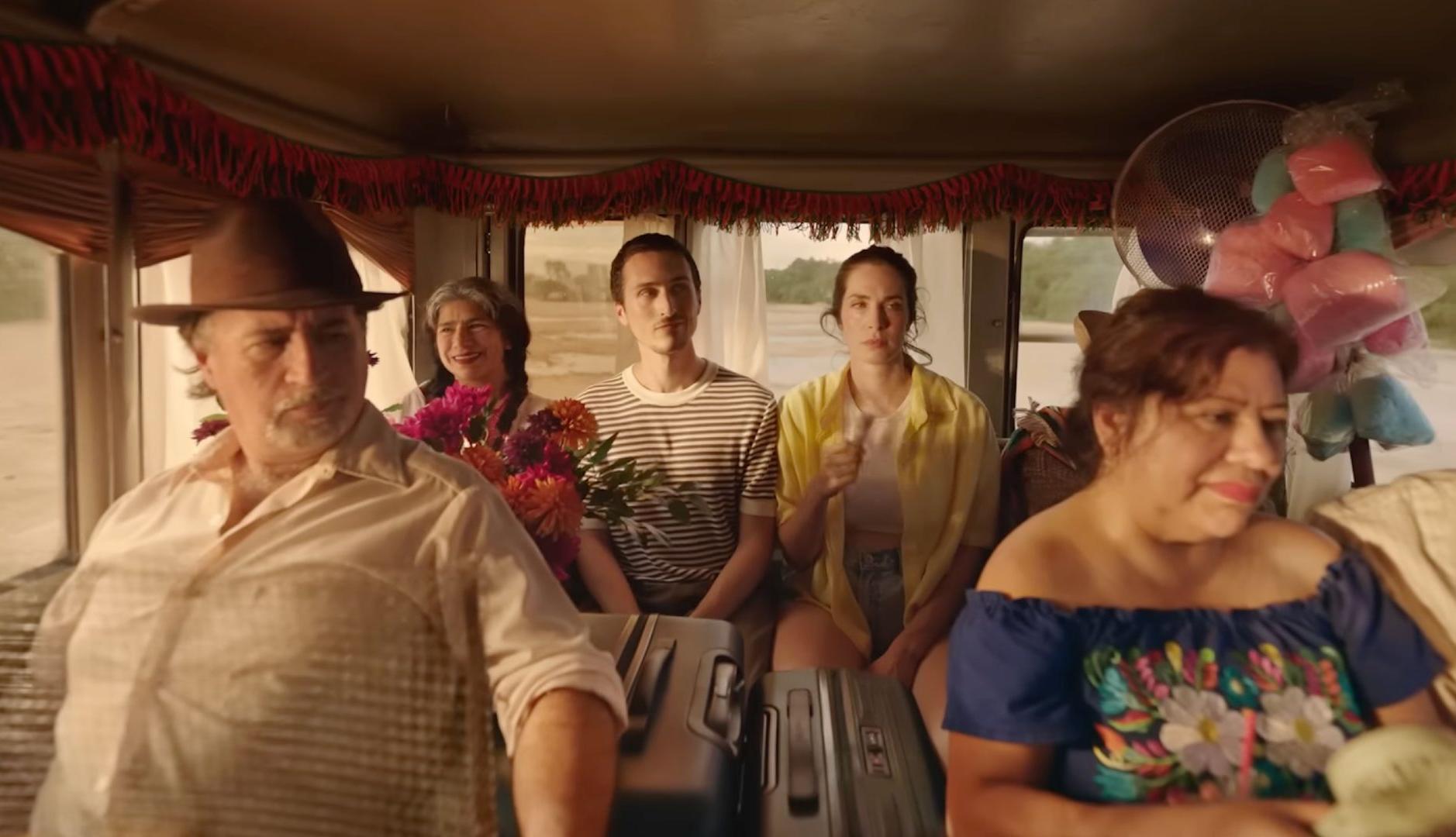 Un pareja en un autobús lleno de gente