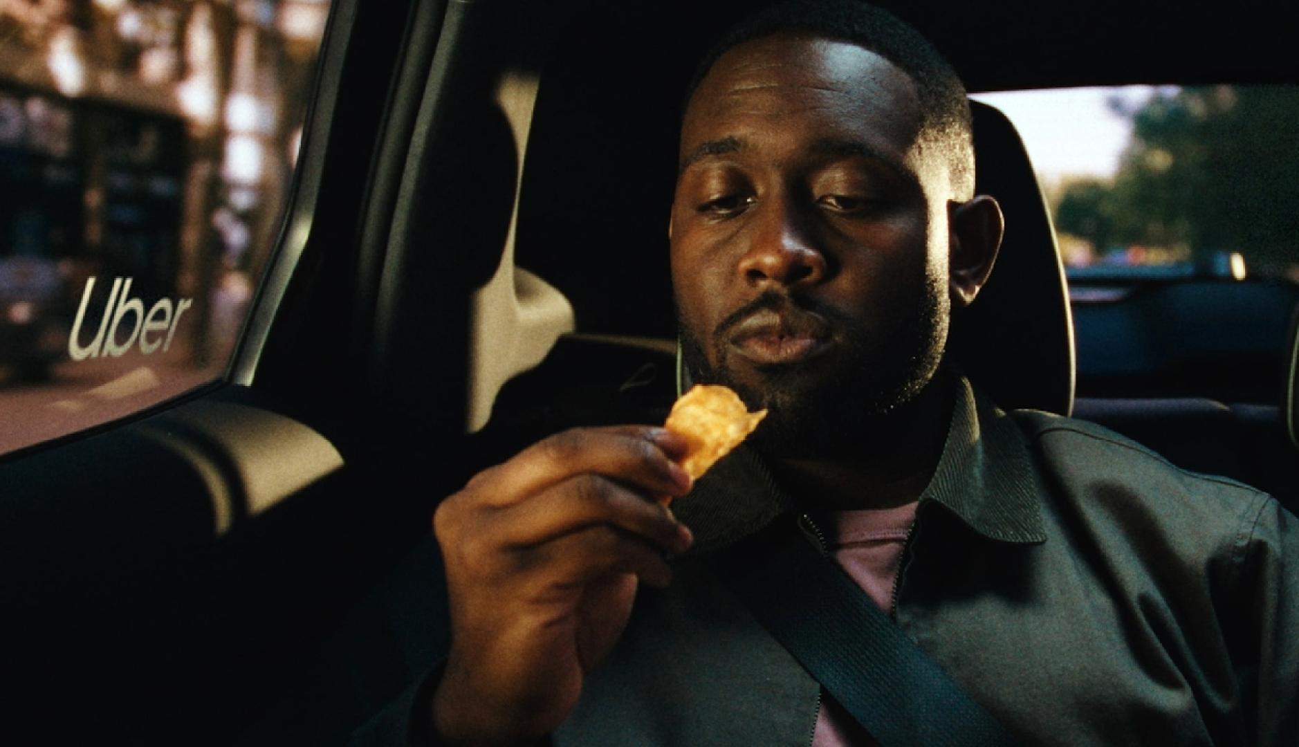 Un hombre a punto de comerse una patata crujiente en el coche