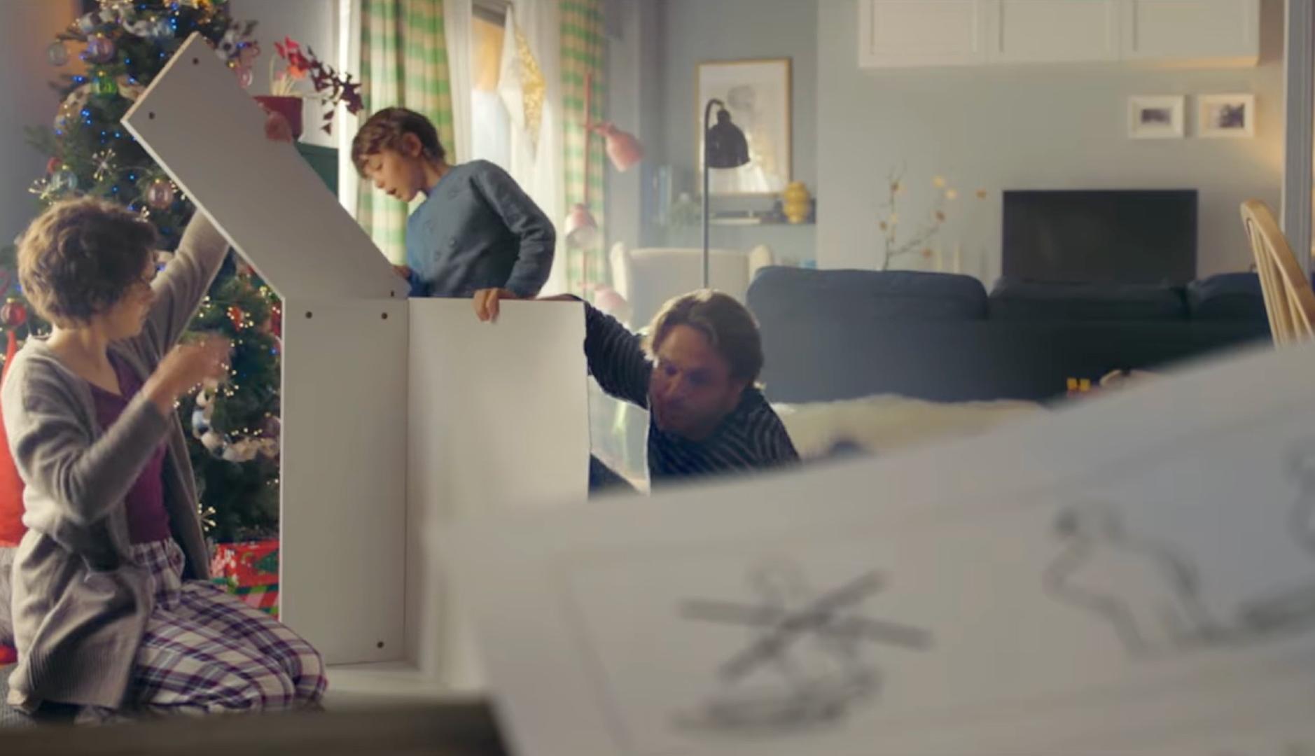 Una famlia monta una estantería en el anuncio de Navidad de Ikea