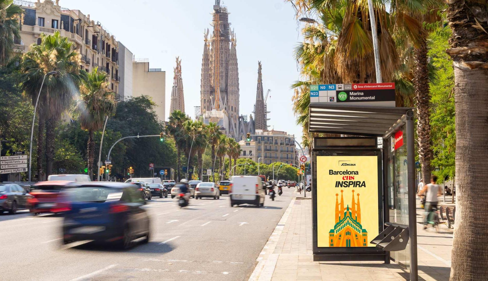 Publicidad en una marquesina en Barcelona