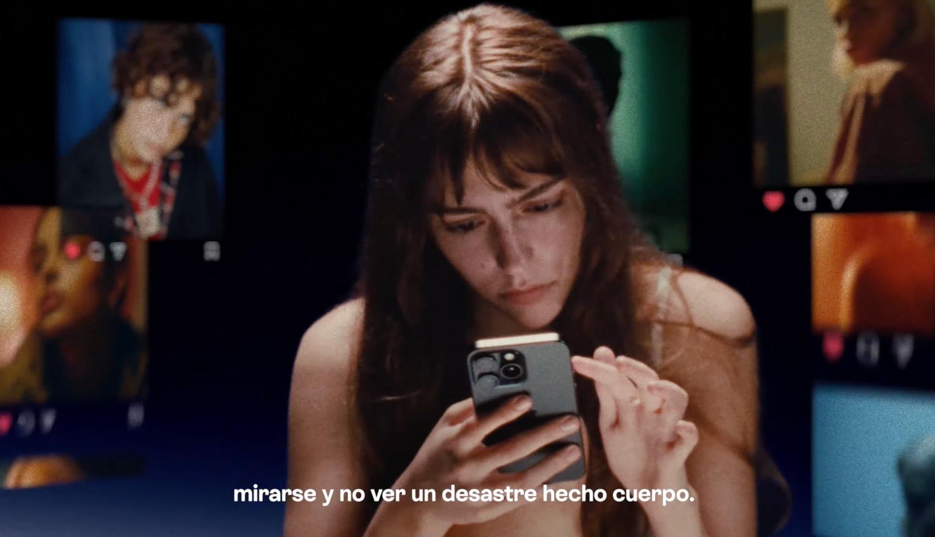 Chica mirando el teléfono móvil