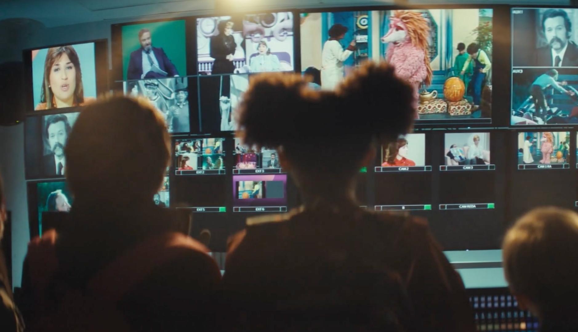 Niños miran imágenes en televisión