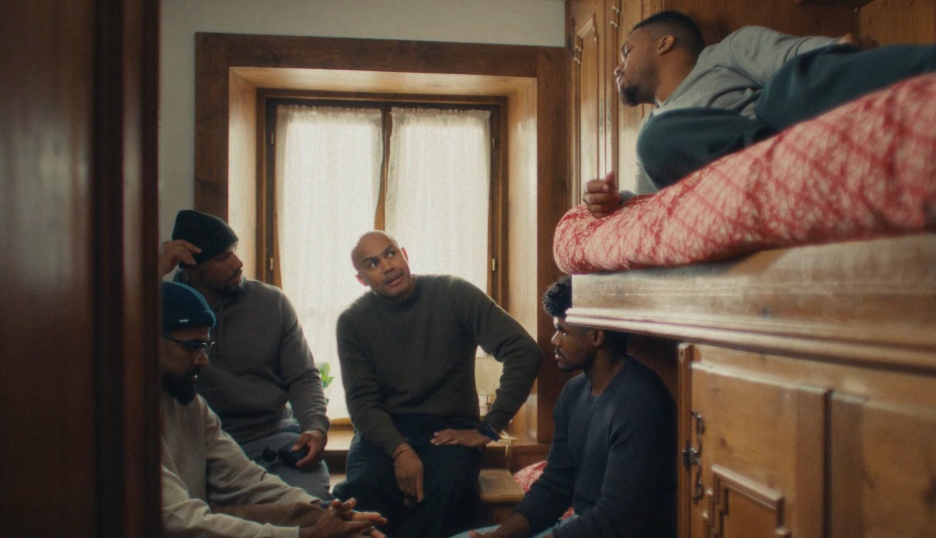 Airbnbがドキュメンタリーでミラノ・コルティナへ向かうアスリートへのサポートを強調