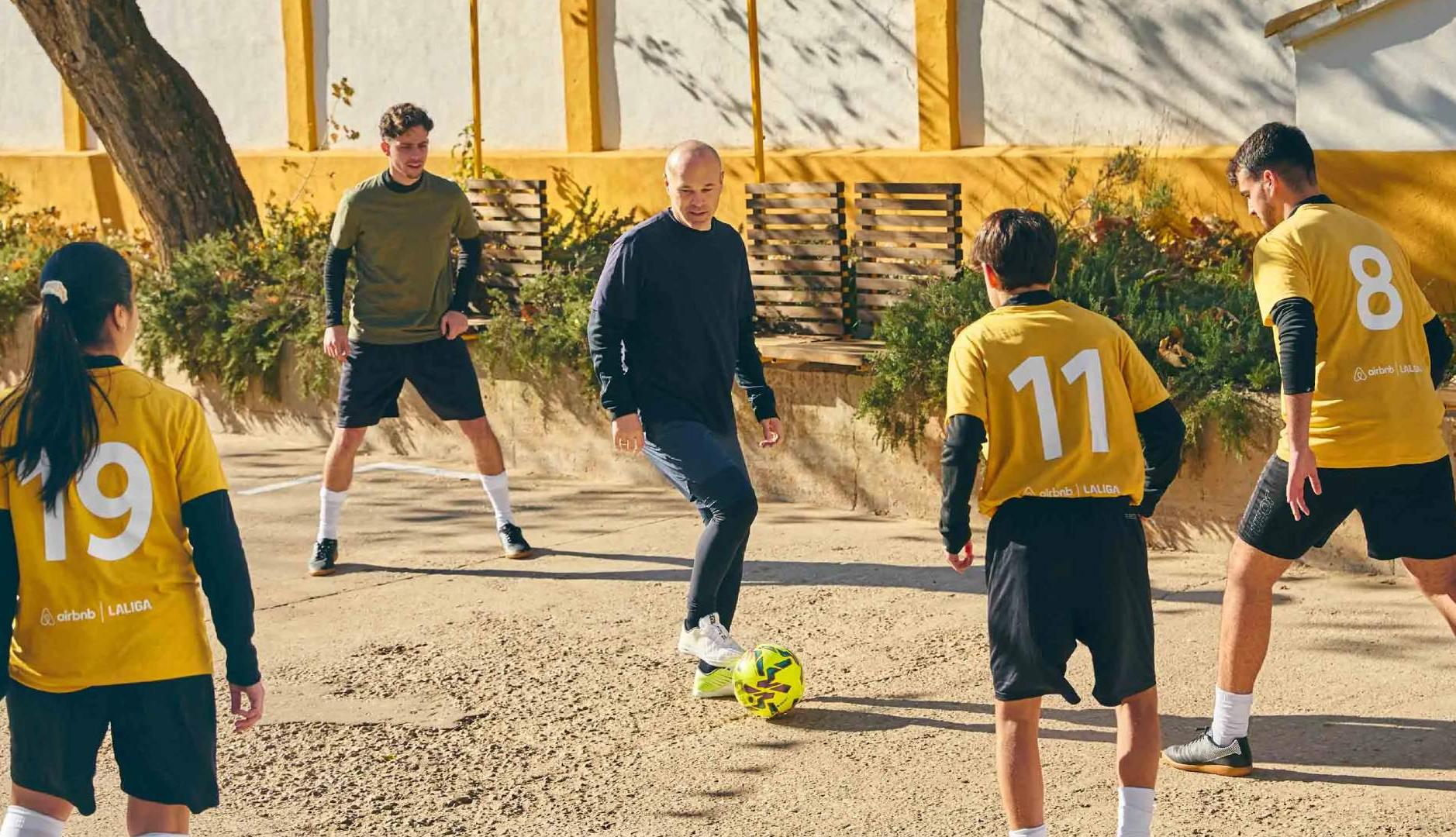 Andrés Iniesta juega al fútbol en un pueblo
