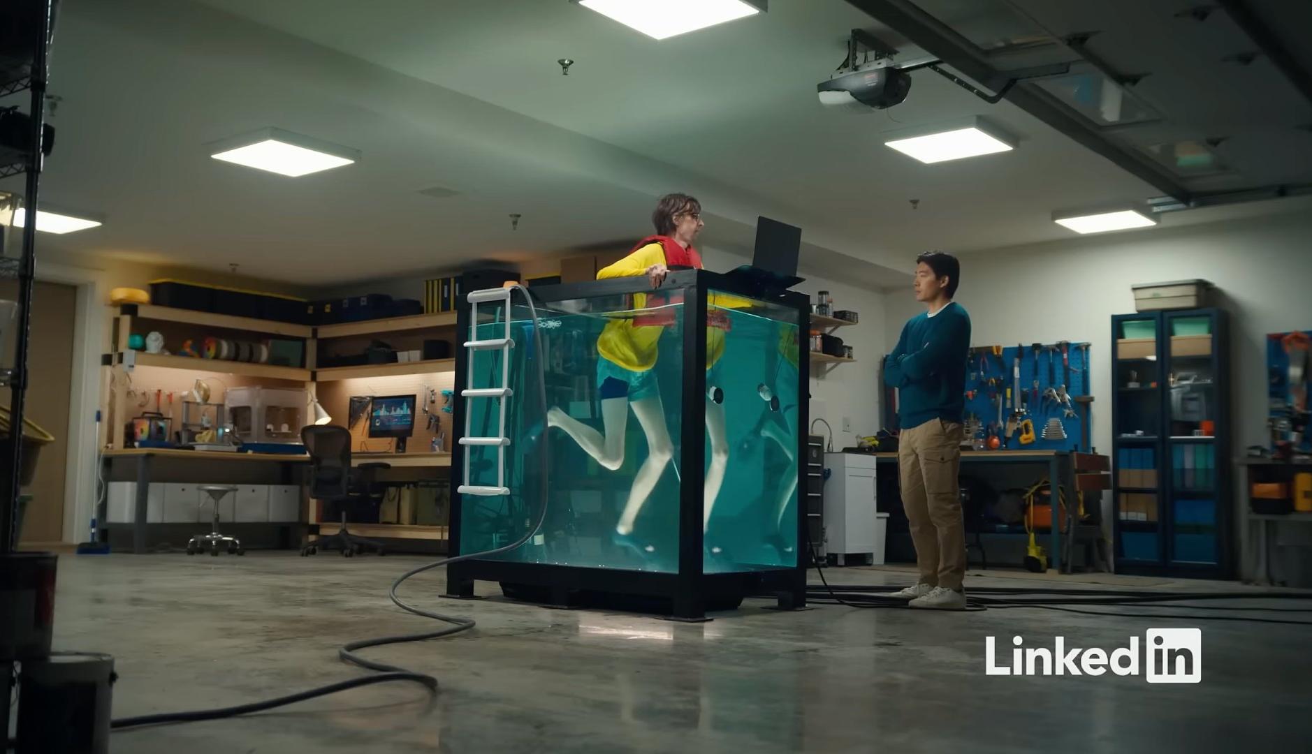Un hombre metido en un tanque de agua habla con otro