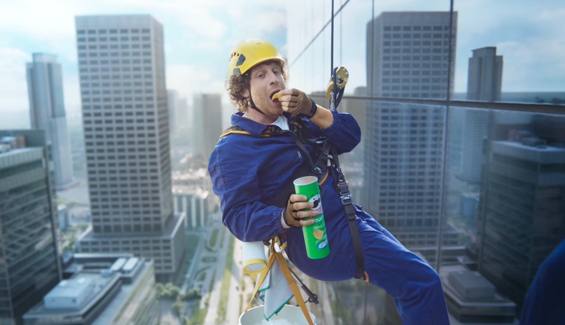 「プリングルズを渡す」、スナックブランドがつながりの象徴として普及させたいジェスチャー