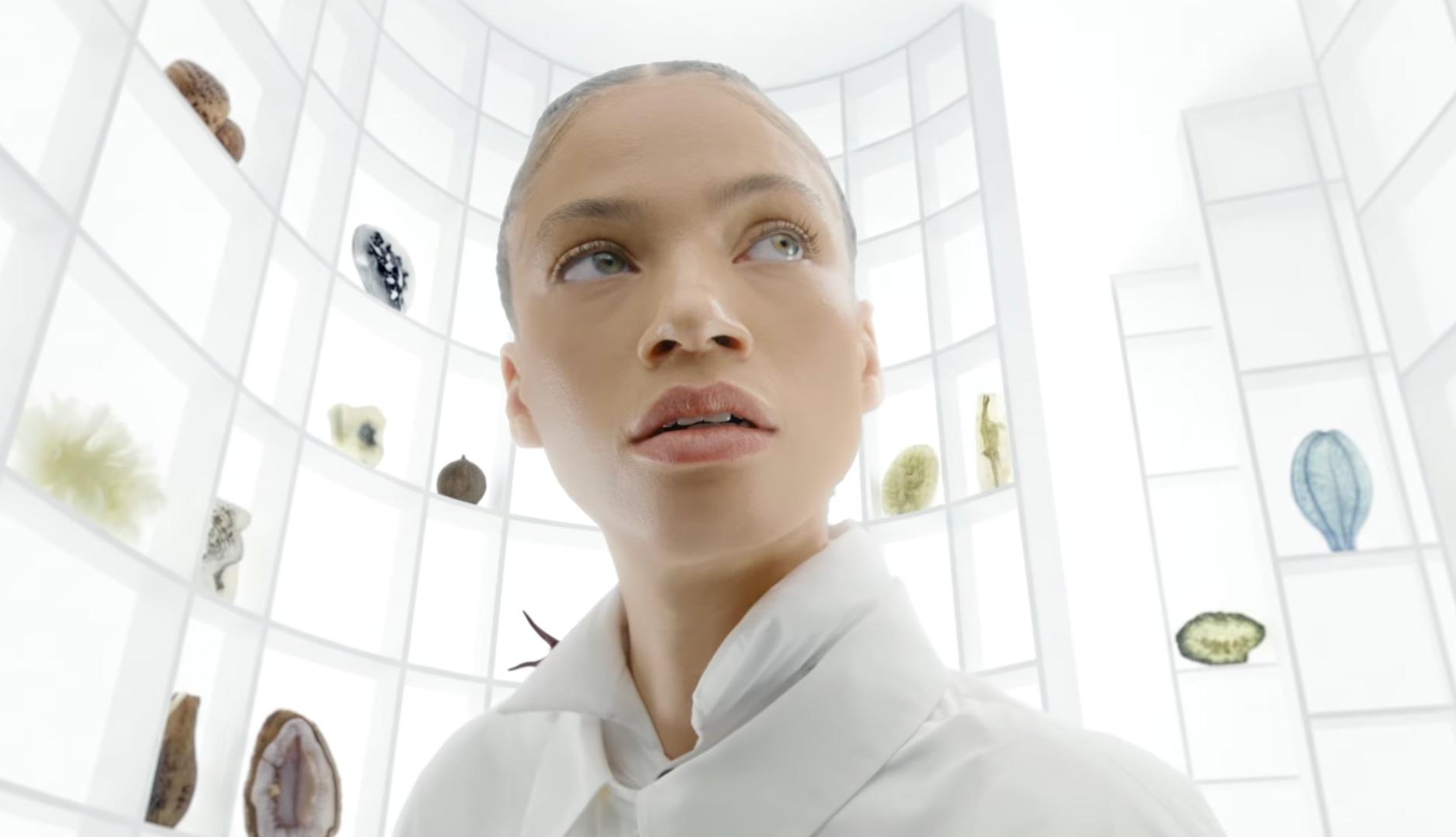 Chica en un escenario blanco futurista