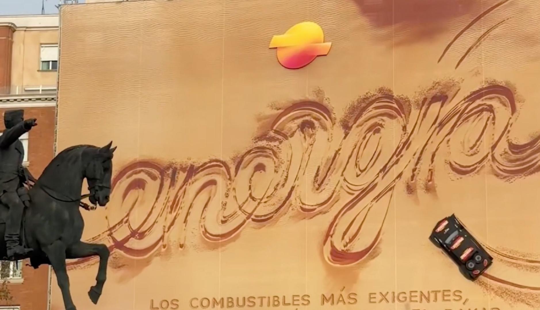 La lona de arena donde se puede leer la palabra