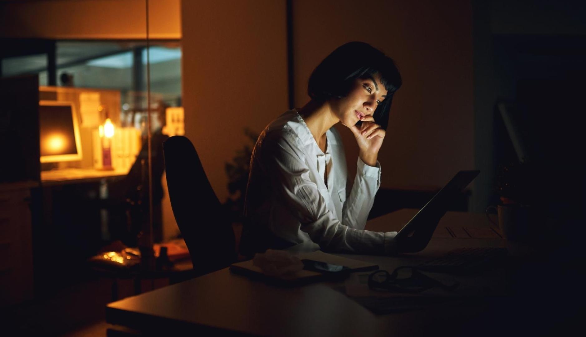 Una mujer trabajando en una oficina de noche