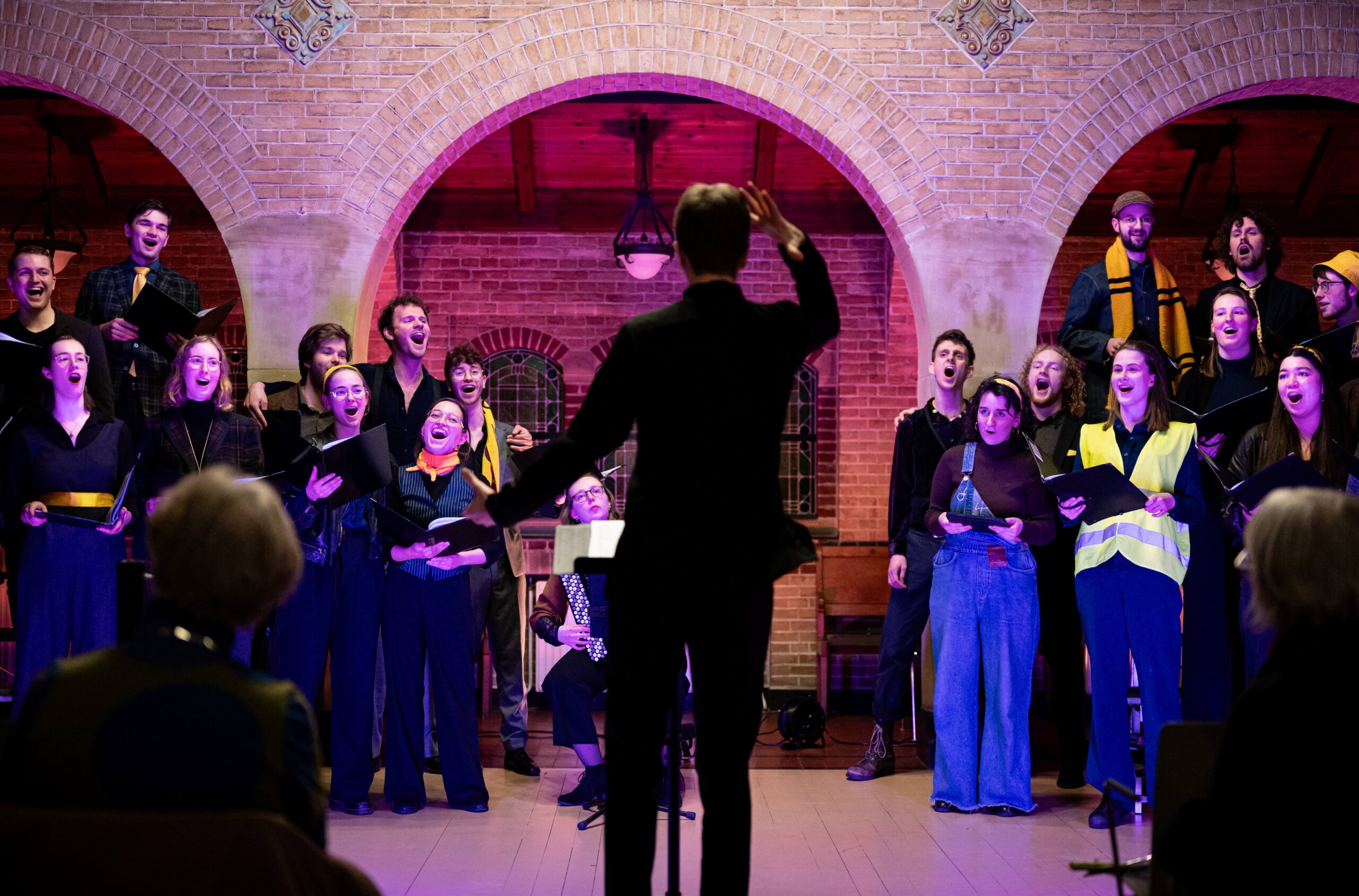 学生会議所合唱団が森の中にシティカフェを作る