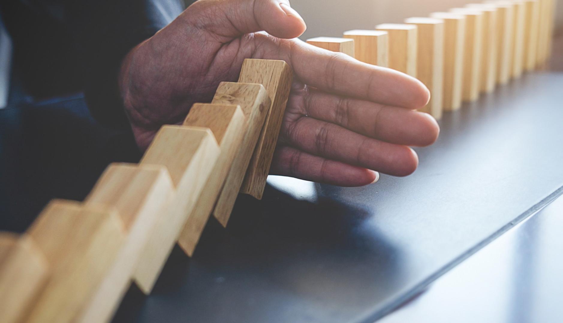 Mano sujetando piezas de madera