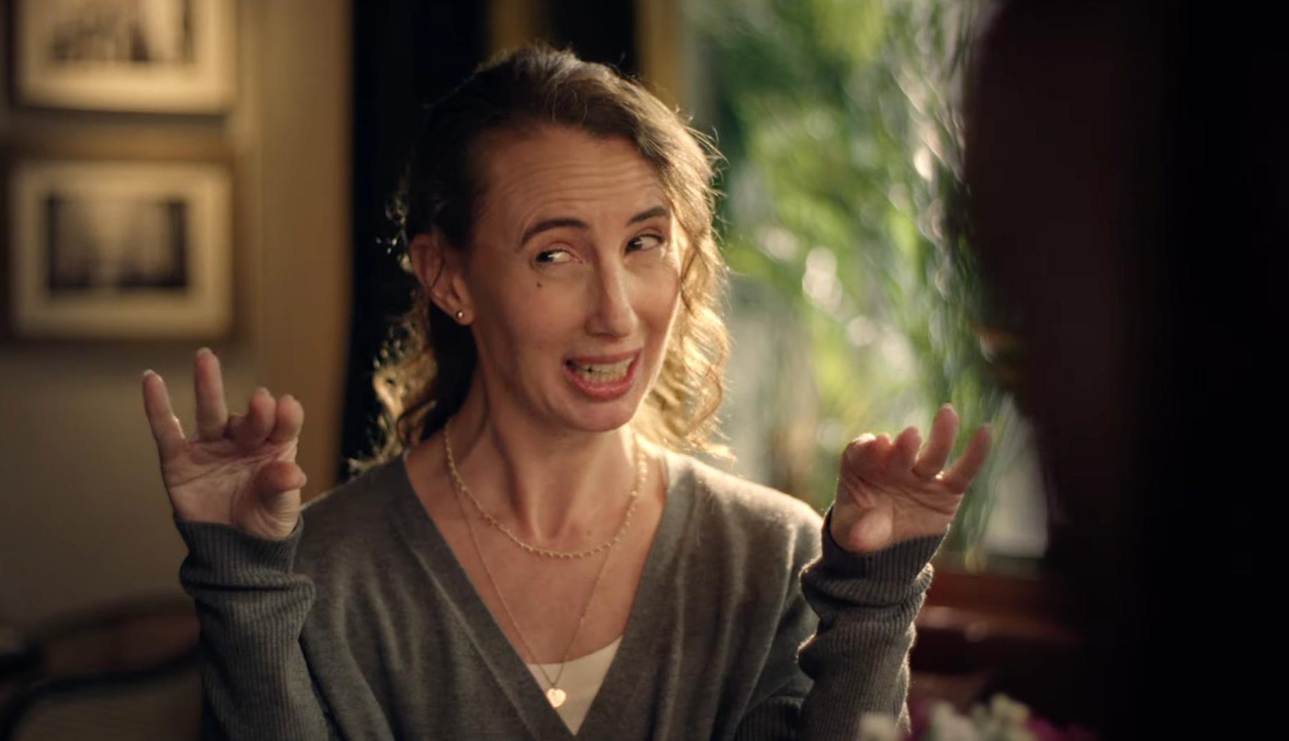 Una mujer gesticula mientras habla