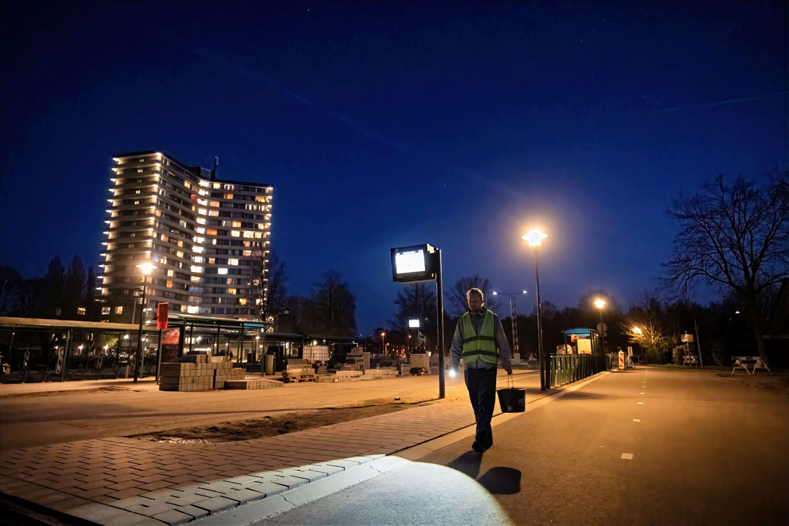 Daan Duterloo loopt met een emmertje langs Akkermaalsbos