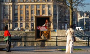 アムステルダムは、文化的な提供と美術館訪問を促進するために、路上で芸術作品に命を吹き込みます。