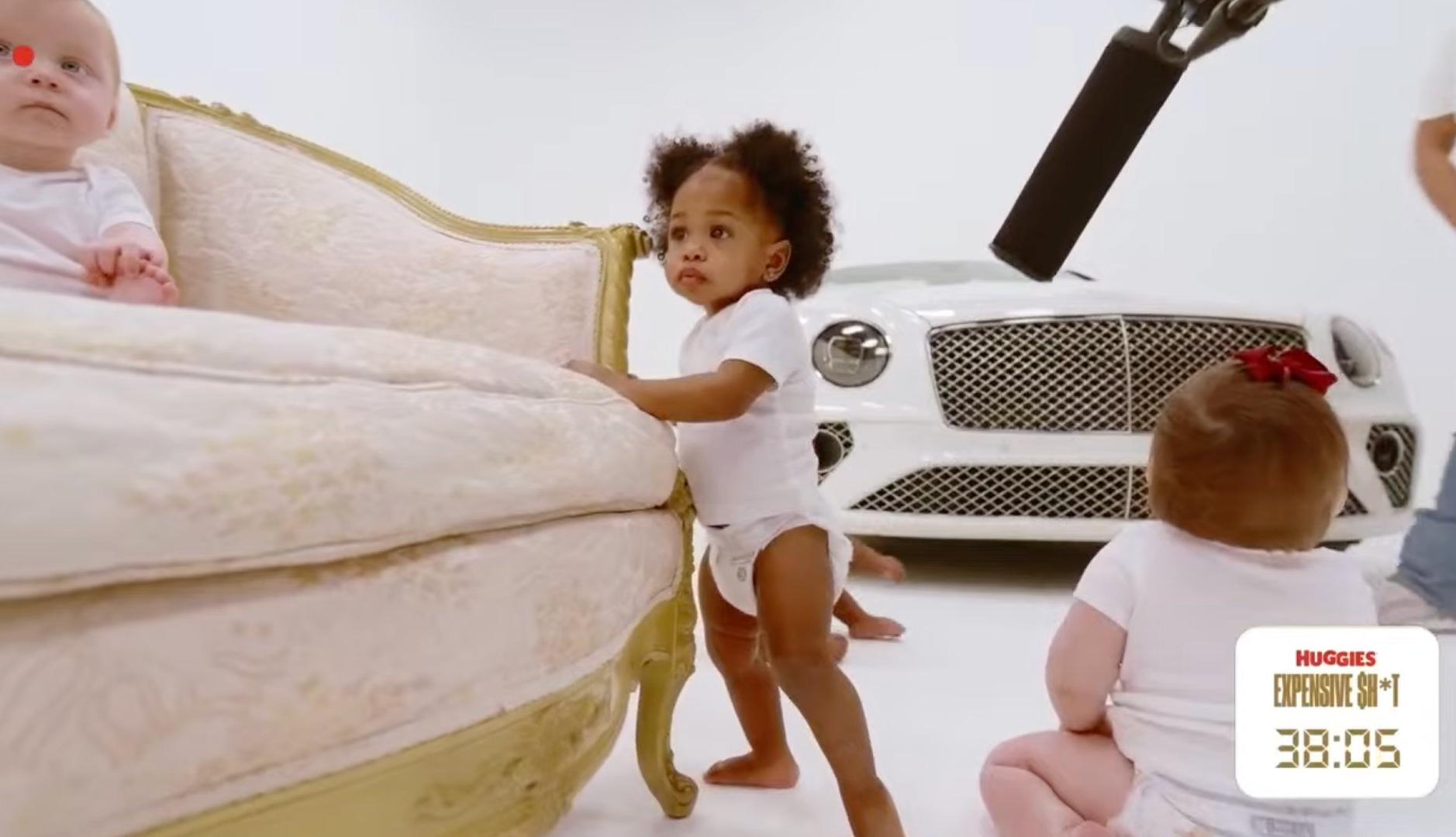 Bebés sentados en objetos caros