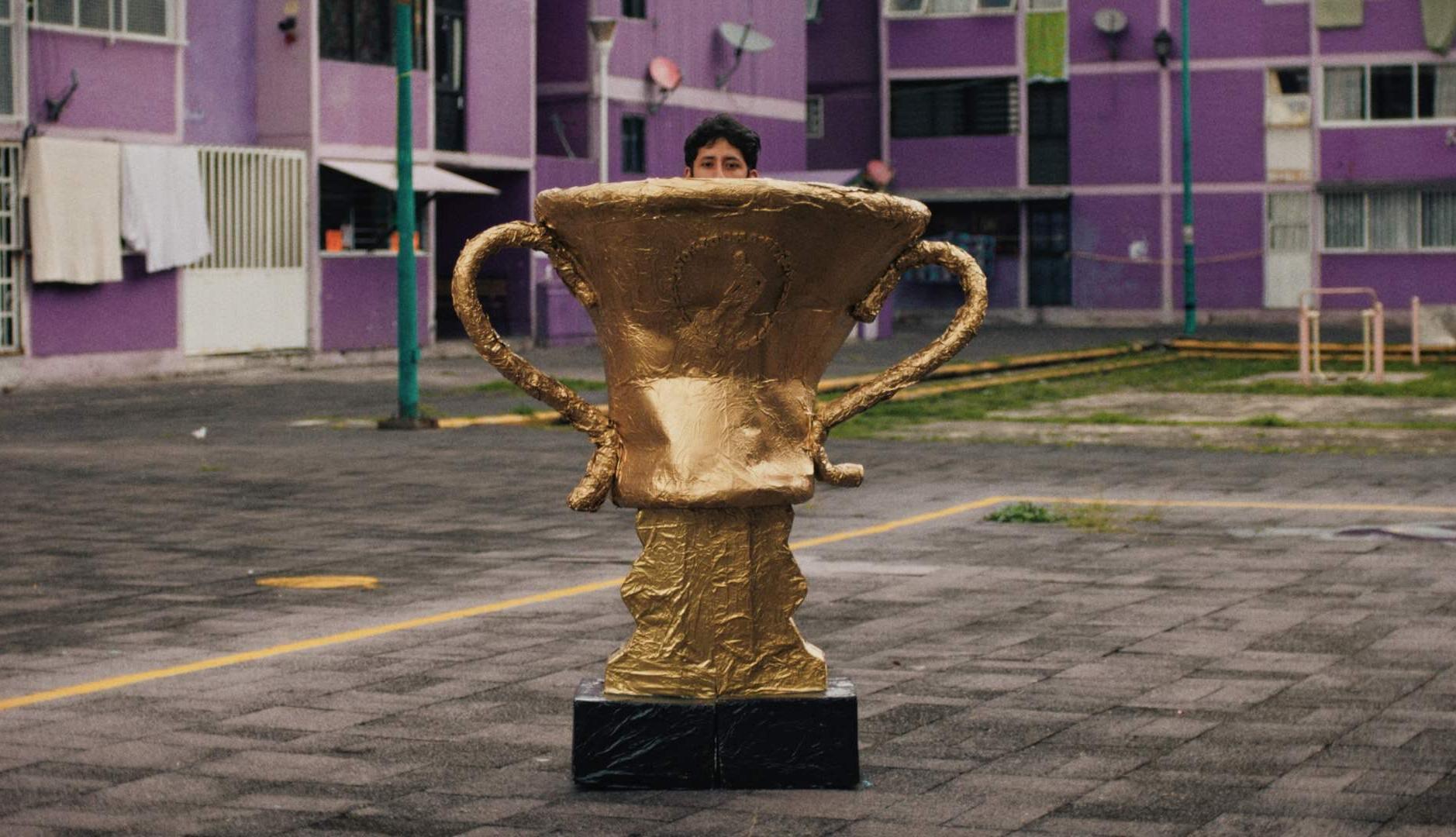 Chico disfrazado de trofeo