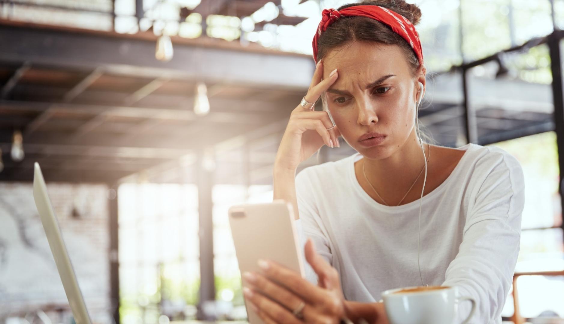 Una chica mira el teléfono con cara de preocupación