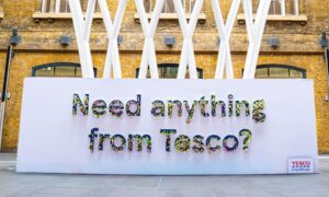 テスコは日常を超えたサービスを強調するためにチューリップの看板を作成