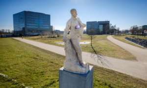 (デ・ノーズ) キャンパス内で初のイースターエッグ発見