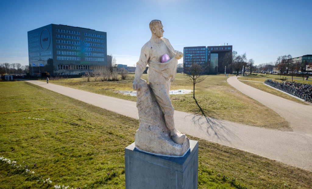 (デ・ノーズ) キャンパス内で初のイースターエッグ発見