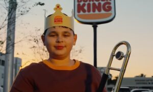 バーガーキングは、近年の改善を伝えるために消費者を新たな王に冠する