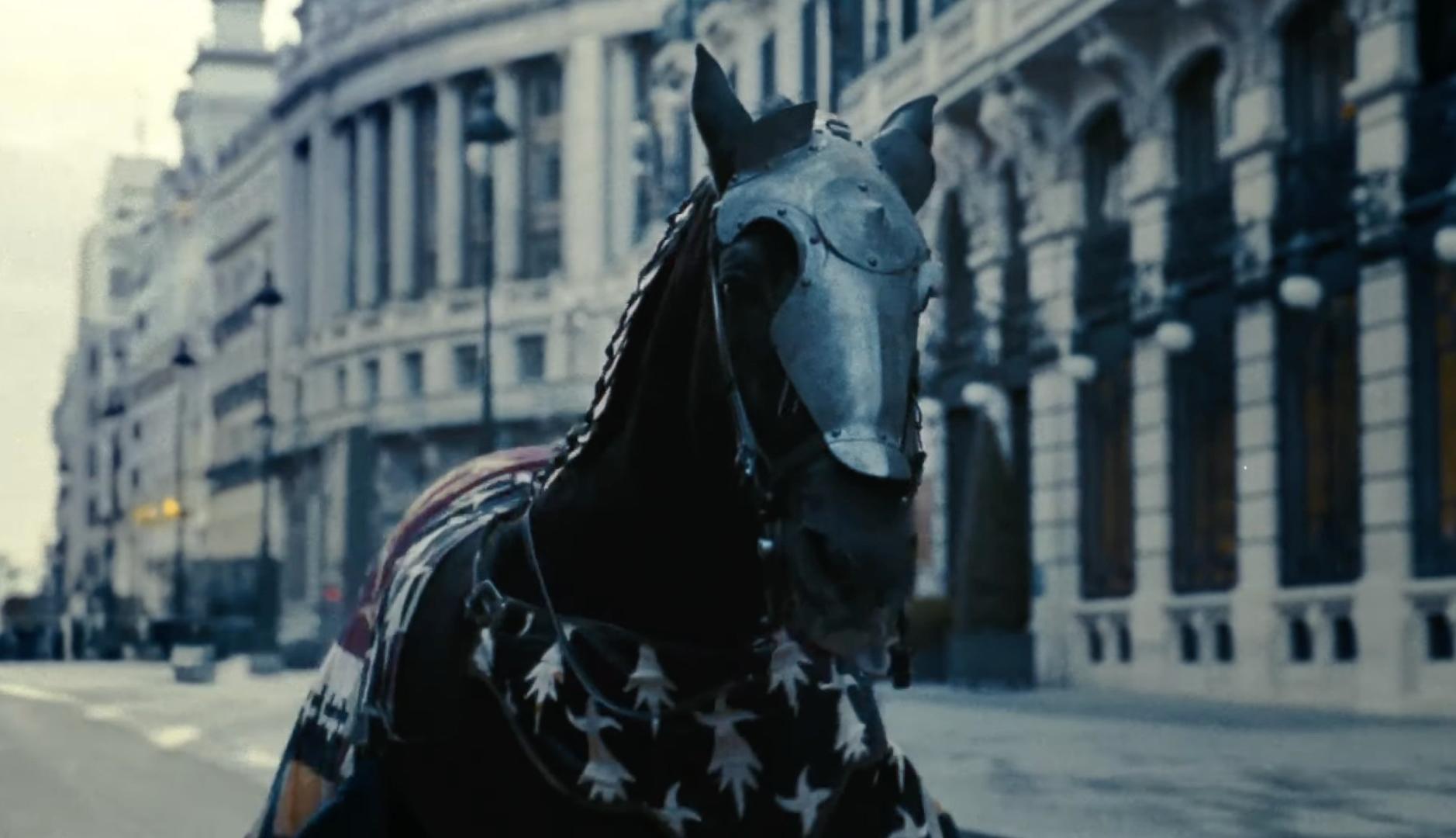 Un caballo en la calle Alcalá, de Madrid