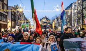 希望と恐怖の狭間にいるイランの学生たち