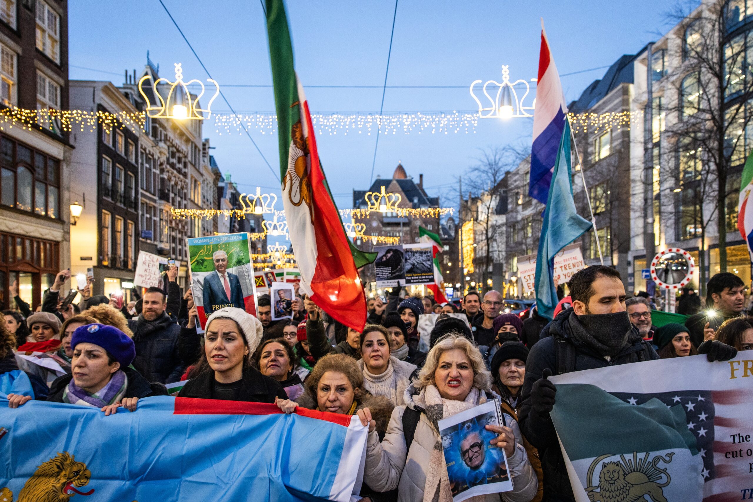 希望と恐怖の狭間にいるイランの学生たち