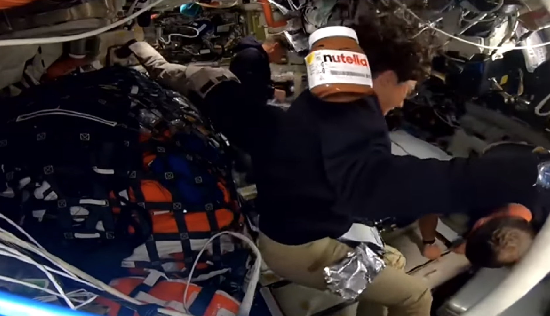 Un bote de Nutella flotando en la nave de la misión Artemis II