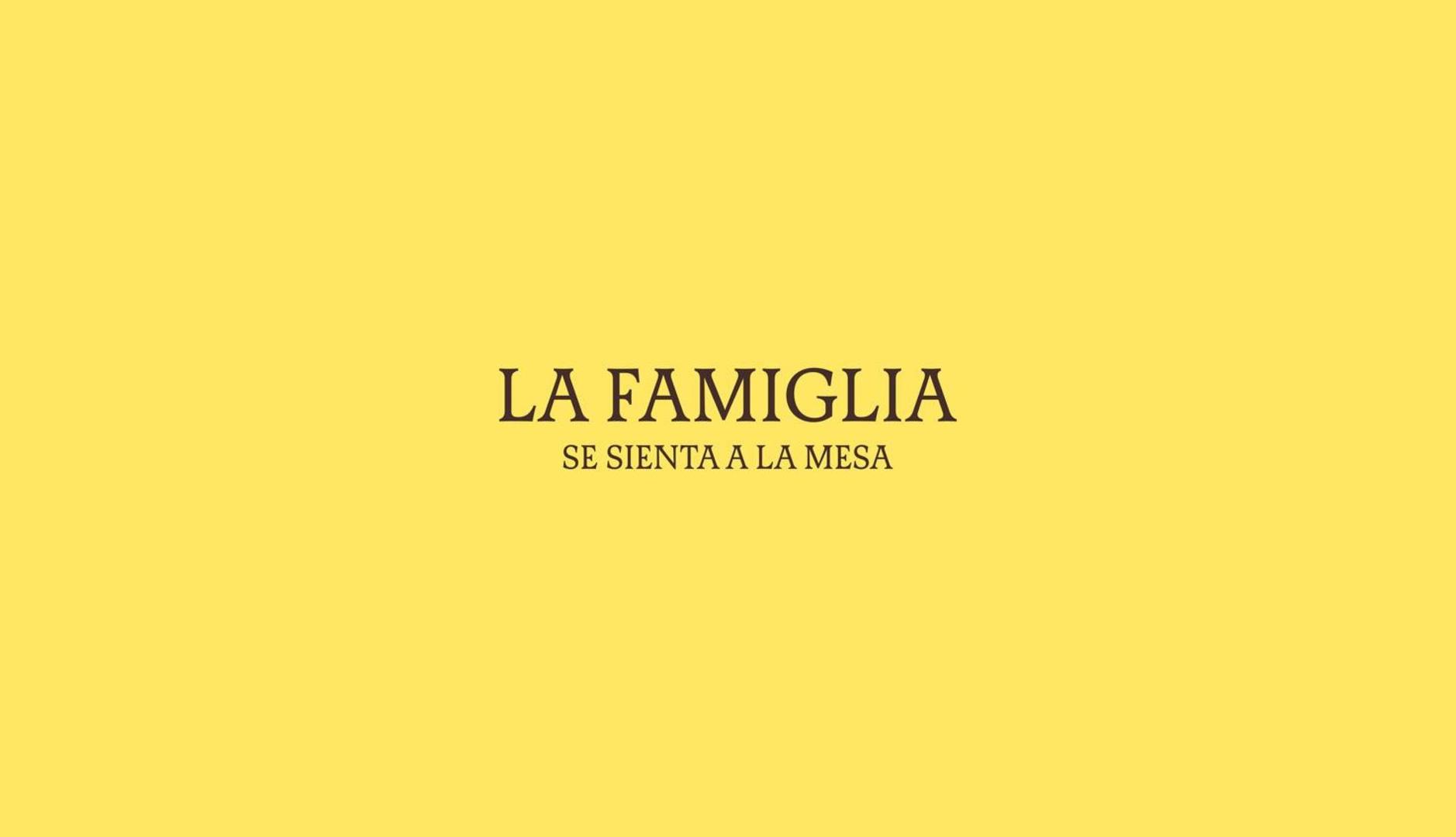 Logotipo de La Famiglia Se Sienta a la Mesa