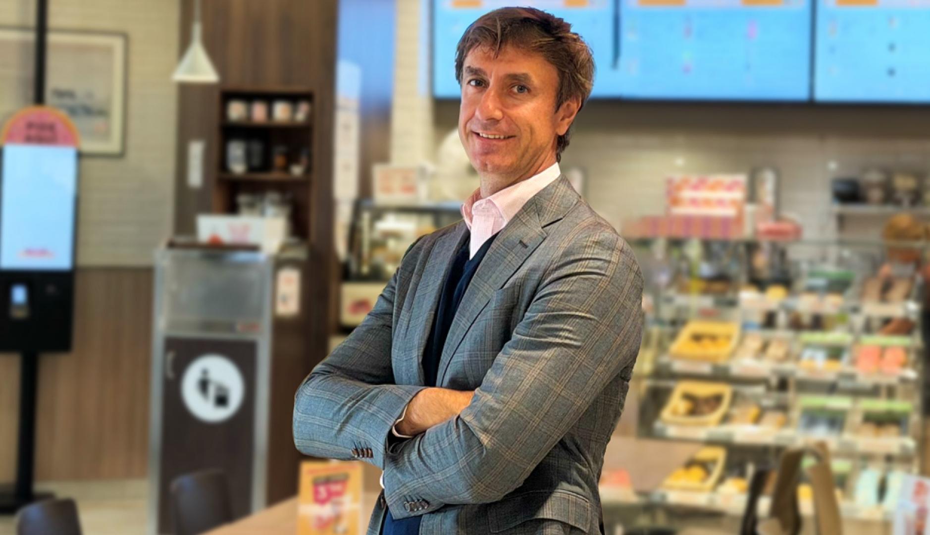 Foto de plano medio de Alejandro Rodríguez en una tienda de Dunkin