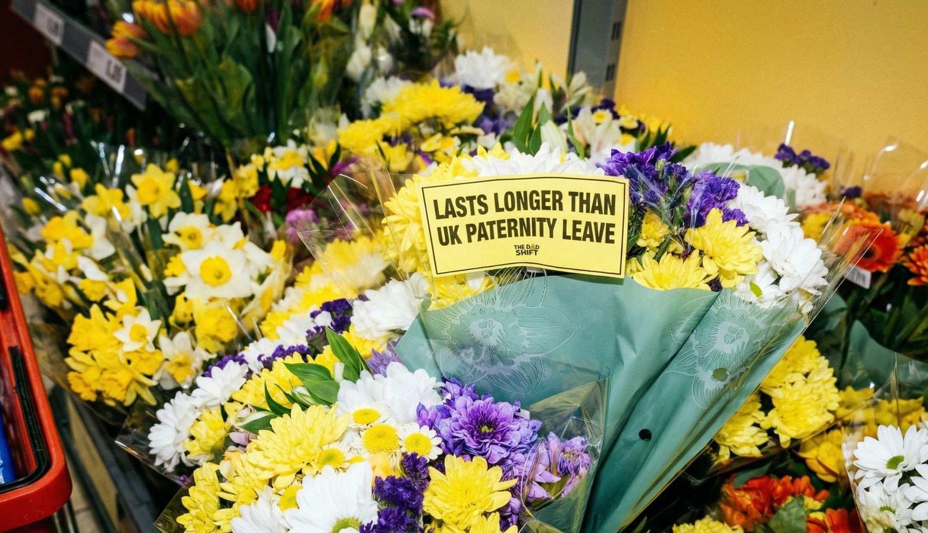 Flores con una pegatina amarilla