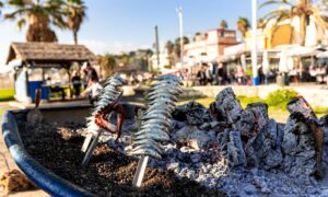 スペインのコスタ・デル・ソルで典型的なビーチバー体験を提供するチリンギートス