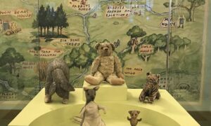 本物のくまのプーさんはニューヨーク公共図書館に住んでいます。カミラ女王がクマを訪ねたとき、クマは親しい友人と再会しました