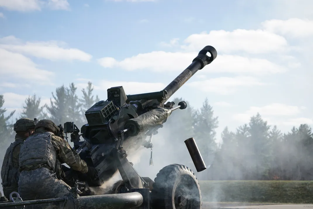 10日 - 第15野戦砲兵連隊第2大隊の砲兵が、フォートドラムでの実弾演習中にM119A1榴弾砲から弾を発射。
