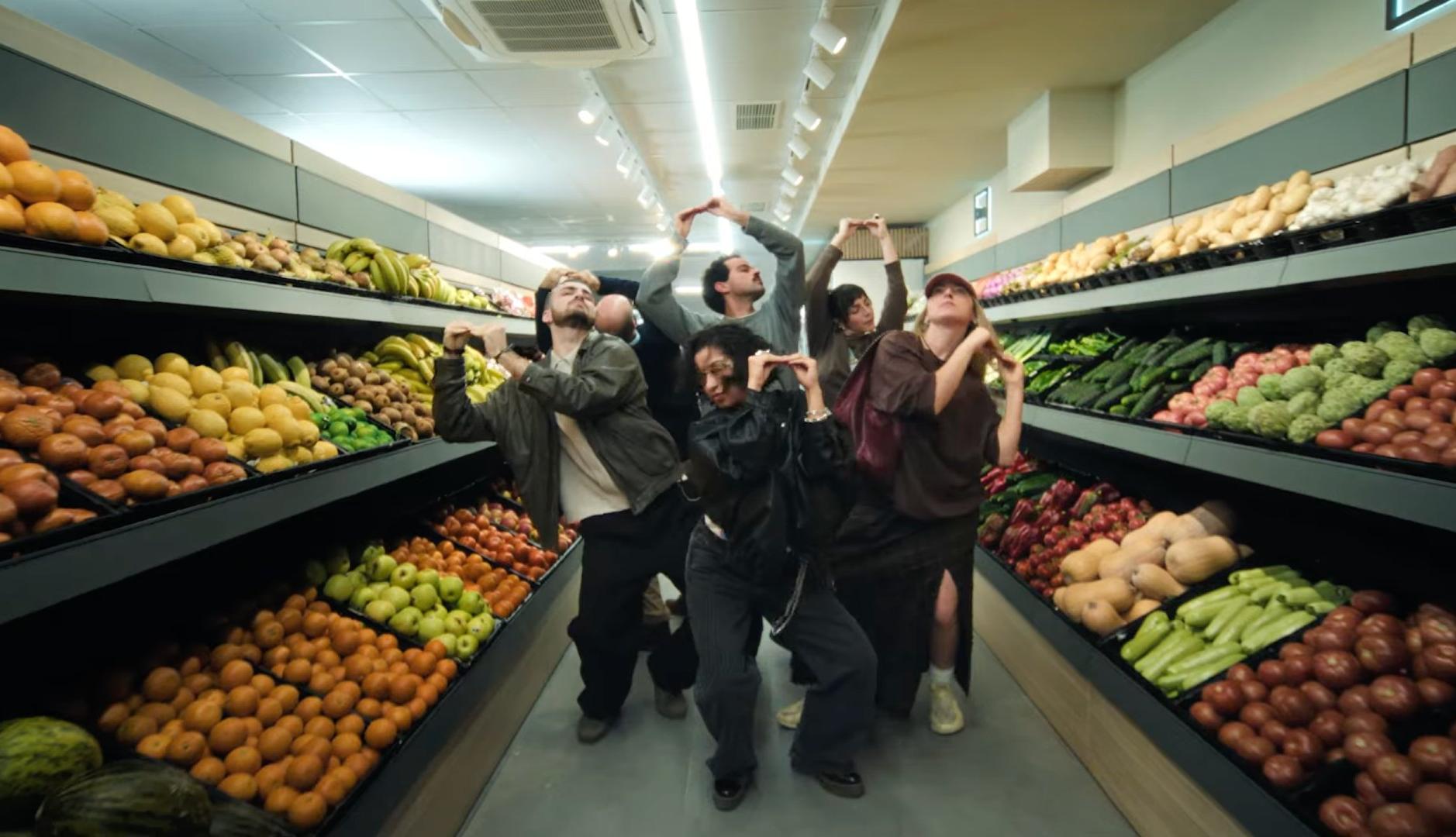 Grupo de personas bailando en un supermercado