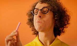 ペリコ・デ・ロス・パロテスは、ダメルの象徴的なキャンディーの新種発売キャンペーンに出演