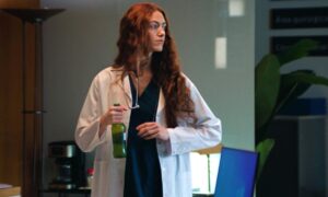 ステラ アルトワは、ビールの 0.0% バージョンのキャンペーンで、ビールに関する自動反射を表現しています。