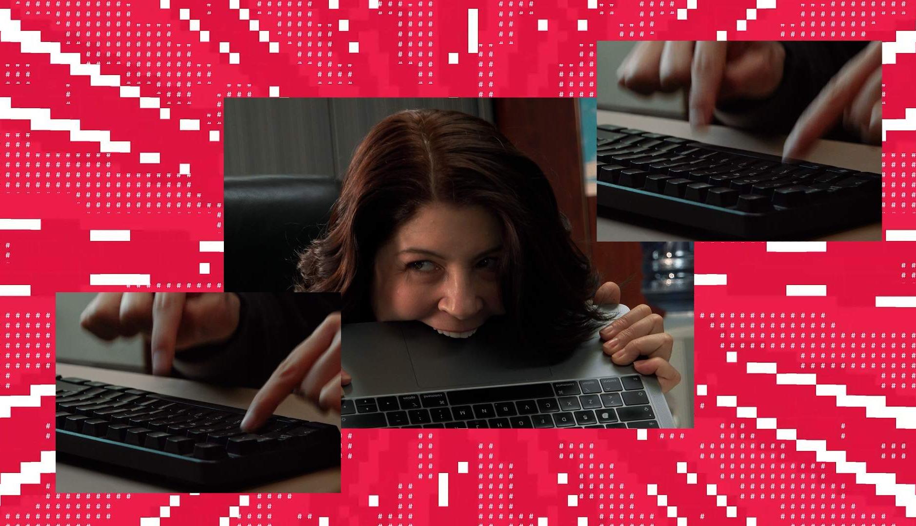 Una mujer muerde el teclado de su ordenador
