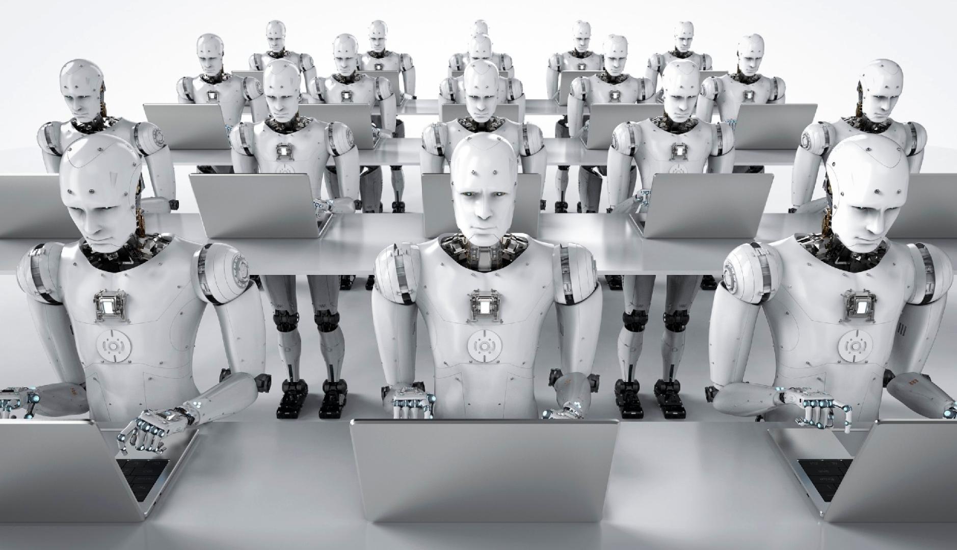 Robots iguales en una sala escribiendo sobre ordenadores portátiles