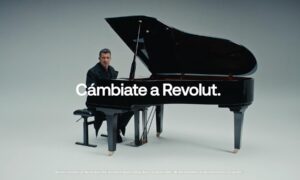 Revolut、銀行変更を要求するためにルイス・フィーゴと物議を醸している彼の契約に目を向ける