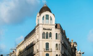 Revolutは、デジタルモデルを対面のコンテキストに移行するため、バルセロナに初の実店舗をオープンします