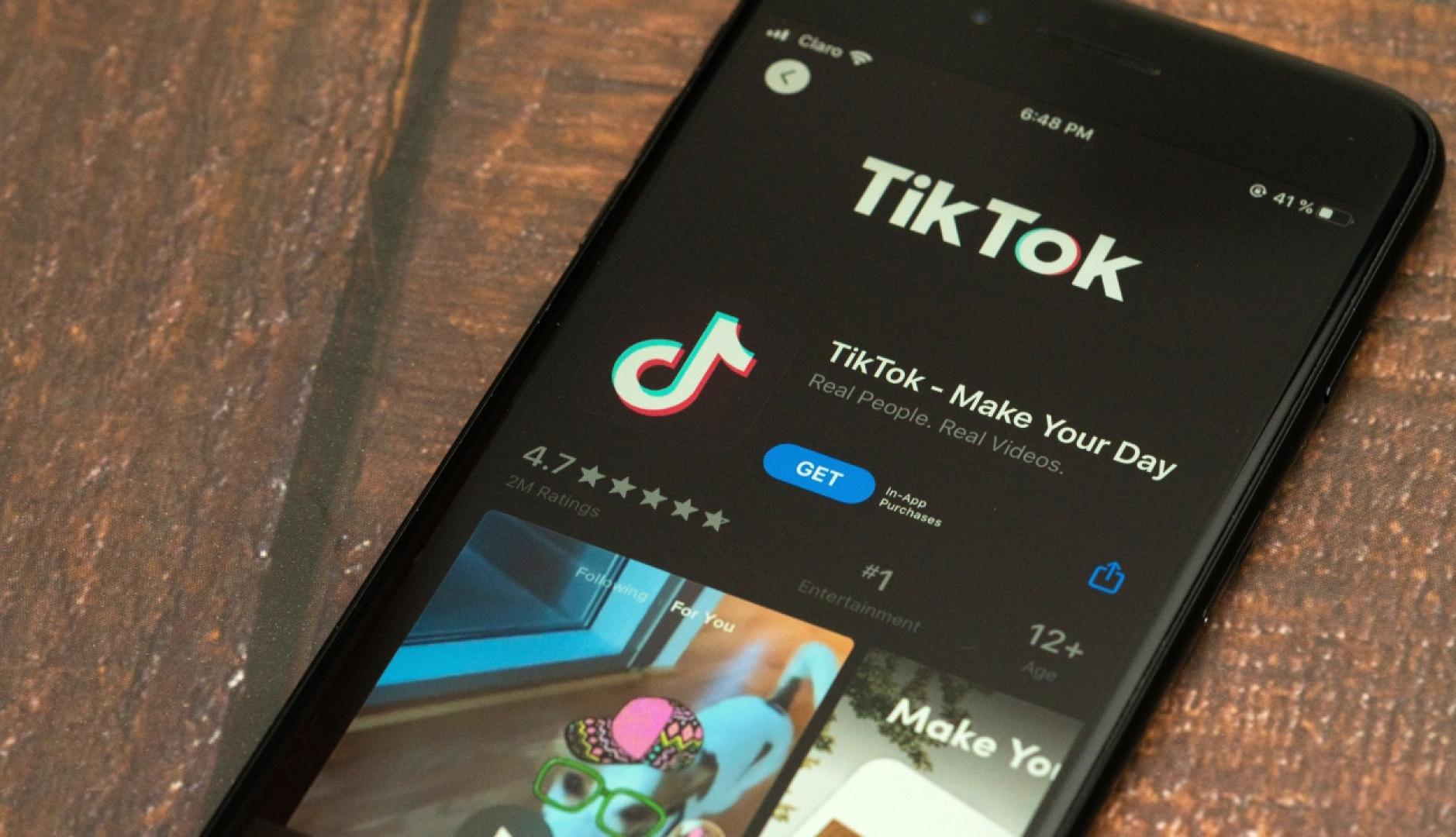 La pantalla de un teléfono con la aplicación de TikTok para descargar
