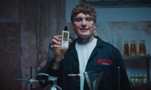 「ジンはコロンのような味がする」: Beefeater が LDN Red でそれを実現