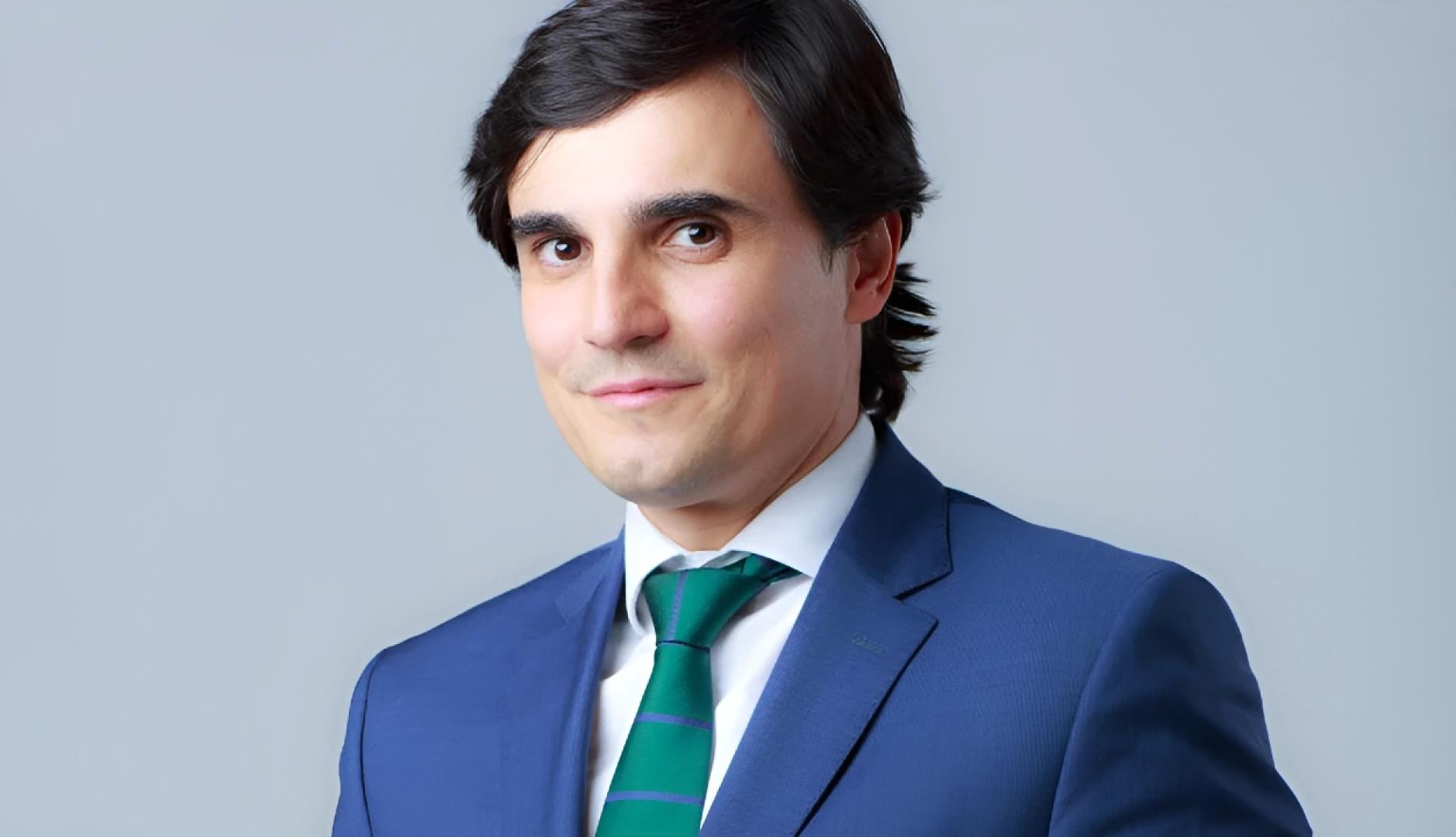 José Miguel García-Gasco Martínez con traje azul y corbata verde