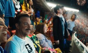 テッド・ラッソがワールドカップに向けたブランドのキャンペーンでVisaでの支払いの可能性を実証