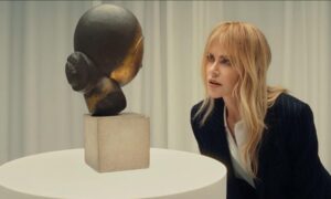 ニコール・キッドマン、デヴィッド・ボウイのリズムに合わせて彫刻を巡るクリスティーの夢の作品に出演