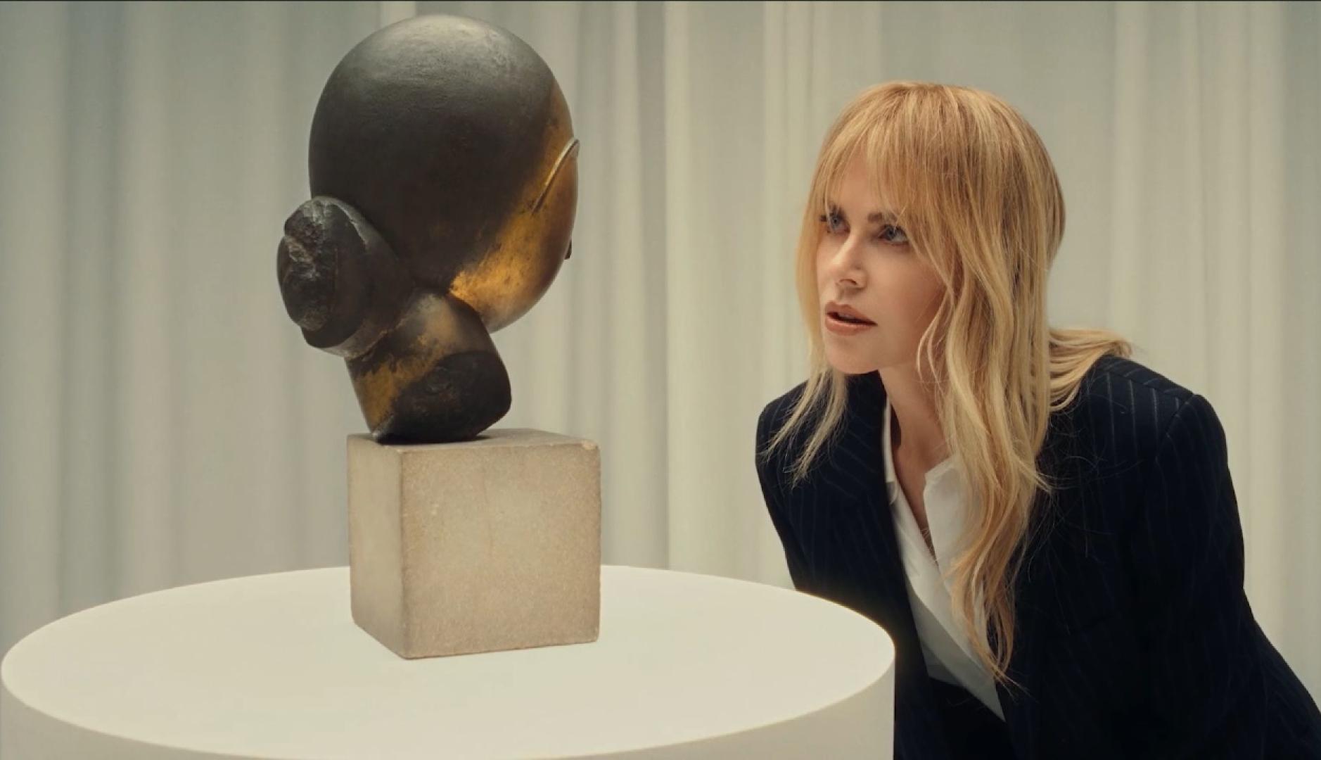 Nicole Kidman mirando la escultura