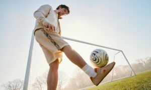 バーバリーは秋のキャンペーンで英国文化に焦点を当て、サッカーを贅沢な領域に近づける